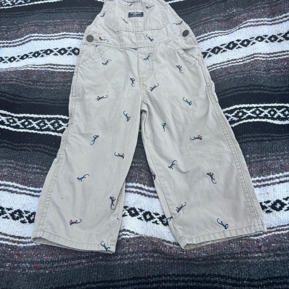 OSH KOSH BGOSH KHAKI EMBROIDERED LIZARD OVERALLS SIZE 2T ADORABLE - Picture 5 of 8